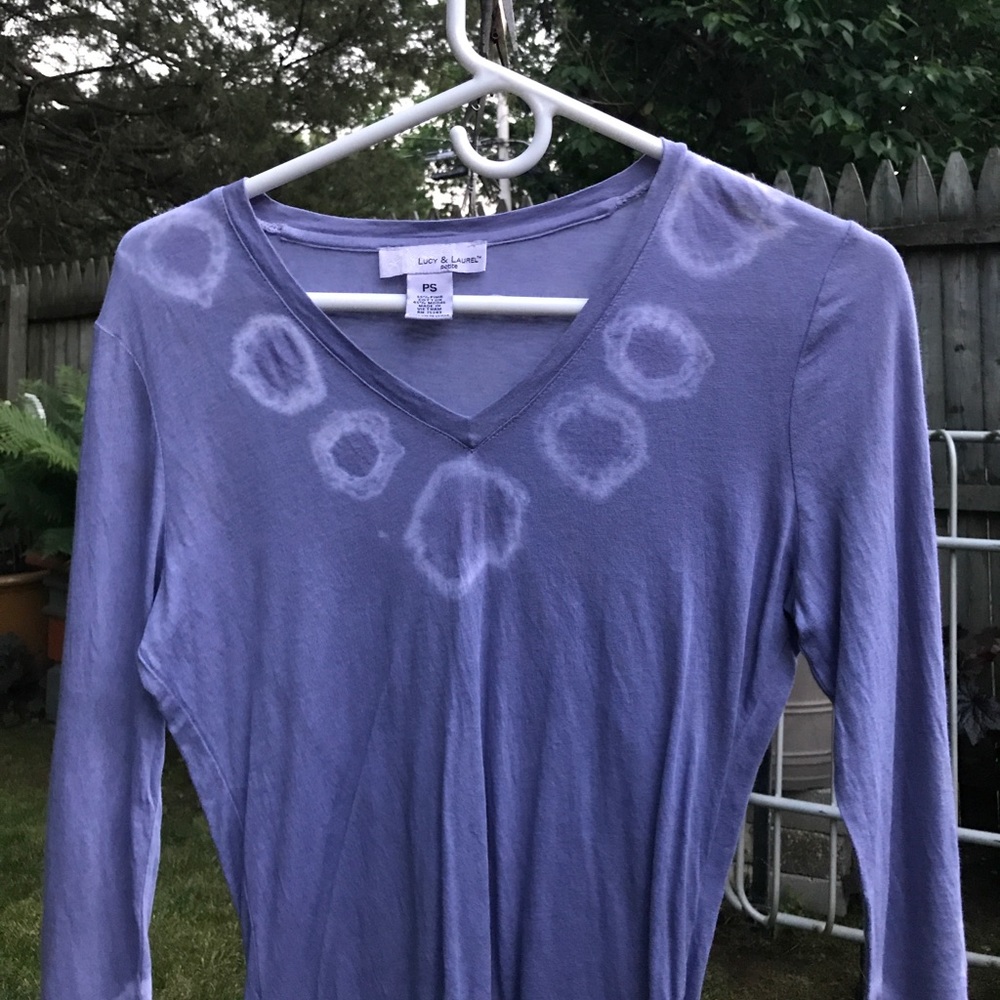 Tie-die accent petite v-neck