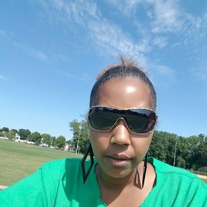 Meet your Posher, Larissa