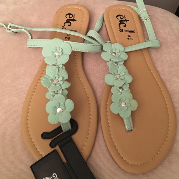 NWT FLOWER 🌺 sandal