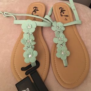NWT FLOWER 🌺 sandal