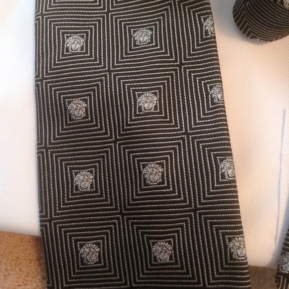 GIANNI VERSACE TIE. Reduced - Picture 3 of 3