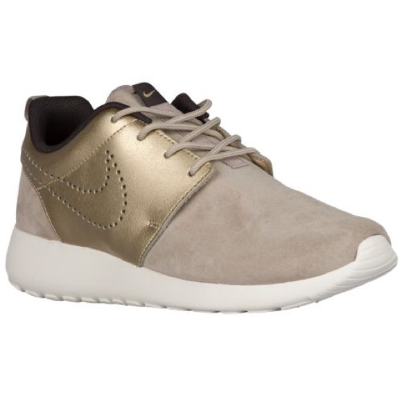 ONLY WORN ONCE NIKE SUEDE GOLD ROSHE