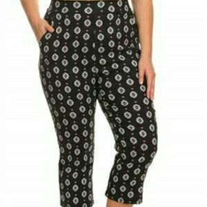 Black Tapestry Print High Waisted Capri Pants