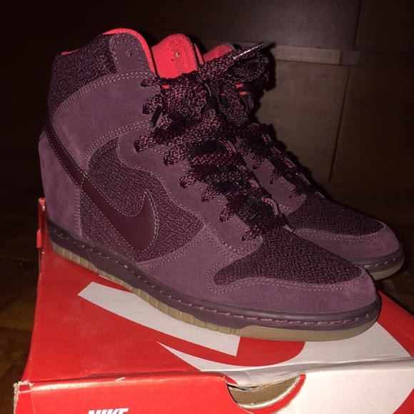 Women's Nike Sky Hi wedgesneakers in burgundy
