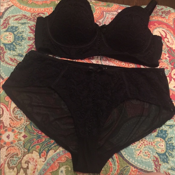 Black Demi longline bra with matching panty set.