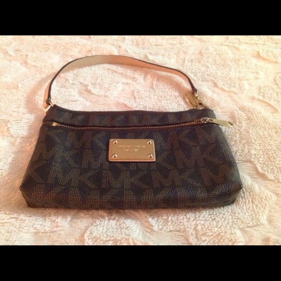 Authentic Michael Kors Wristlet - Picture 2 of 4