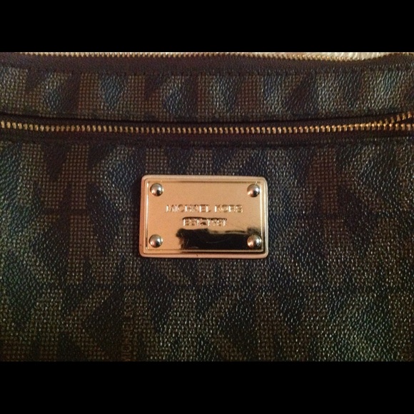 Authentic Michael Kors Wristlet - Picture 3 of 4