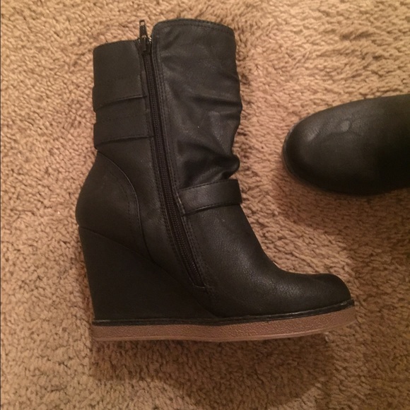 Report black boots. Hardly worn, like new!