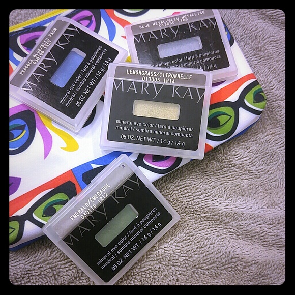 🚫Traded🚫FREE MAKEUP BAG + Mary Kay makeup bundle