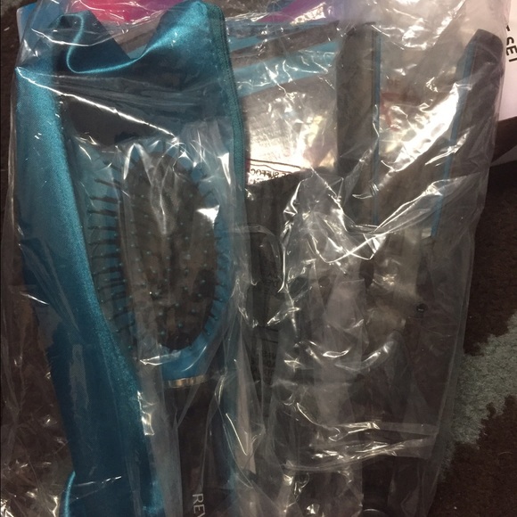 Revlon ceramic straightener gift set 4 pc NEW - Picture 3 of 3