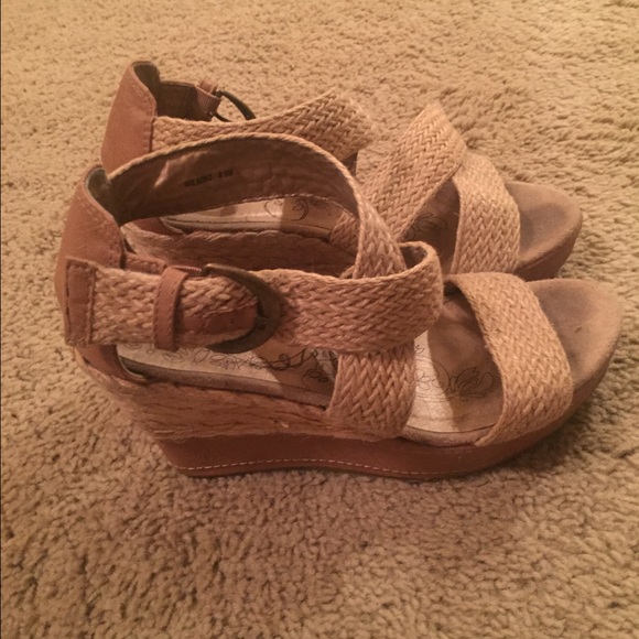 Wedge sandals from Buckle. - Picture 1 of 4