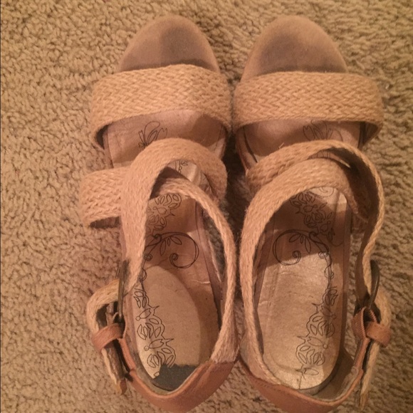 Wedge sandals from Buckle. - Picture 2 of 4