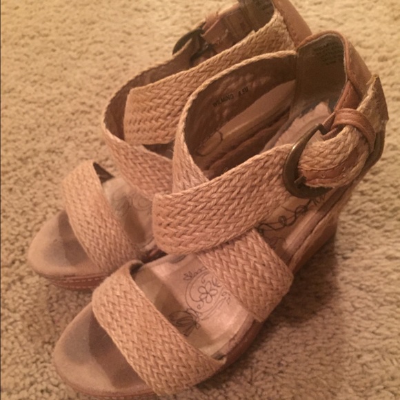 Wedge sandals from Buckle. - Picture 3 of 4