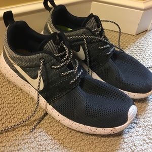 Nike roshe tennis shoes