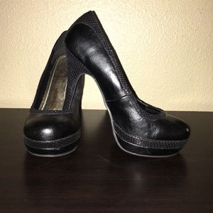 Black platform stiletto