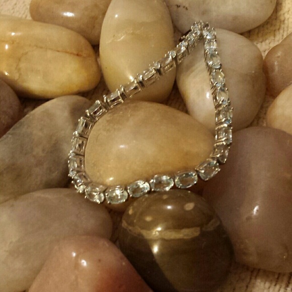 Baby Swiss blue topaz 11 carat tennis bracelet - Picture 4 of 7