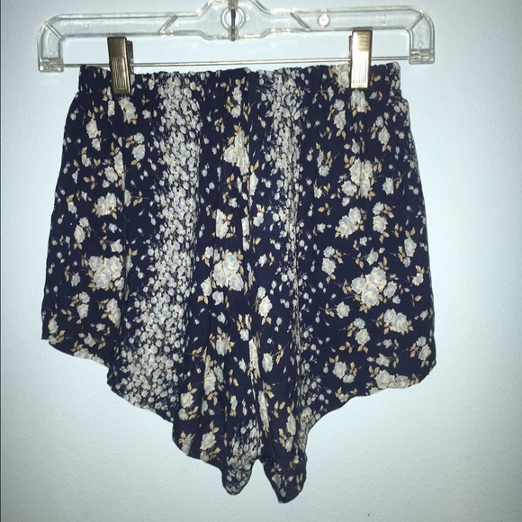 Brandy Melville printed shorts - Picture 2 of 3
