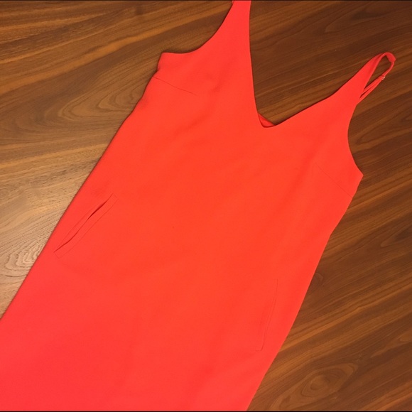 WAYF CHIC V- NECK SIDE POCKETS SHIFT MINI DRESS