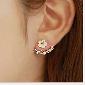 💥Restocking 💥Hanging Stud Earrings / Daisy