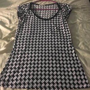 Black/white pattern short sleeve top