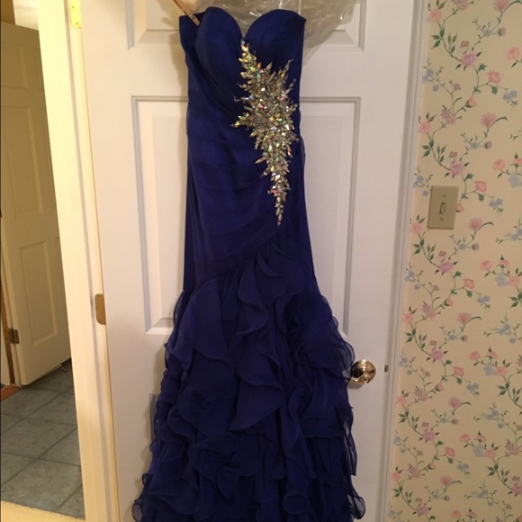 Beautiful Tony Bowls formal dress - Picture 1 of 4