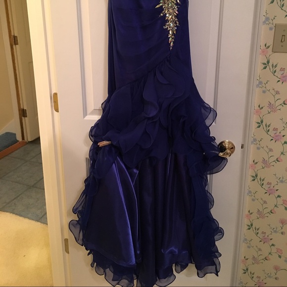 Beautiful Tony Bowls formal dress - Picture 2 of 4