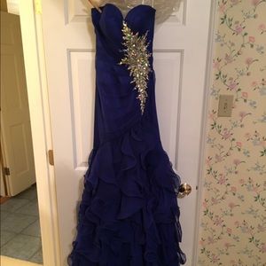 Beautiful Tony Bowls formal dress