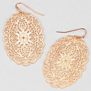 Flower detailed cutout earrings