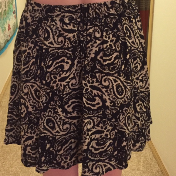 Patterned skirt - Picture 2 of 3