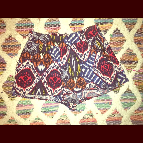 High waisted cloth shorts with a tribal pattern.