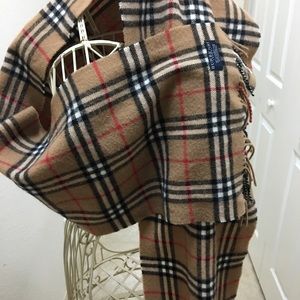 Burberry 100% lambswool scarf