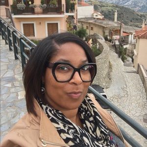 Meet your Posher, Dekia