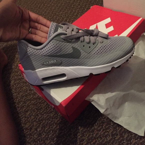 Brand new Nike Airmax! Size 5.5y, woman's size 7!