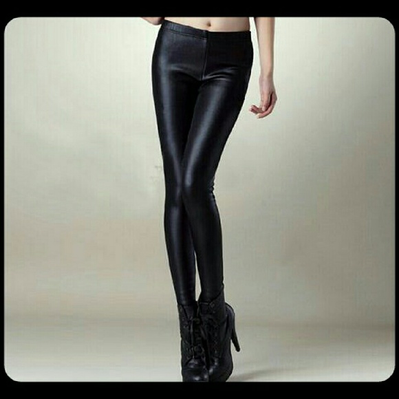 🎉HP🆕5🌟Liquid Faux Leather Sexy Black Leggings🎉 - Picture 2 of 5