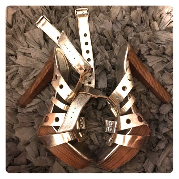 🎉FLASH SALE 🎉🔑Alexander McQueen gold sandals🔑