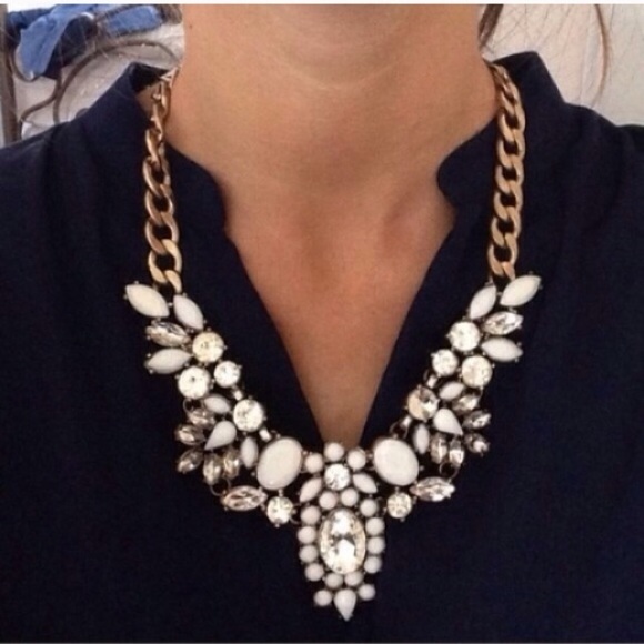 ❣LAST❣ White Floral Statement Necklace - Picture 2 of 3