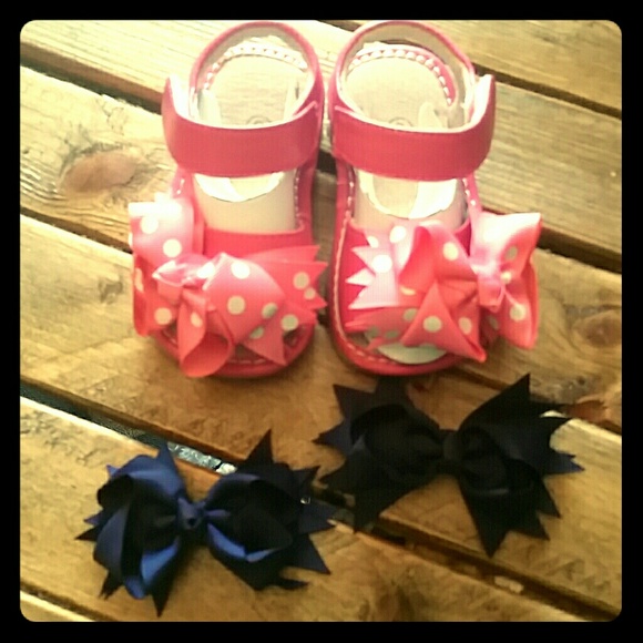 Pink leather sandals with interchangeable bows
