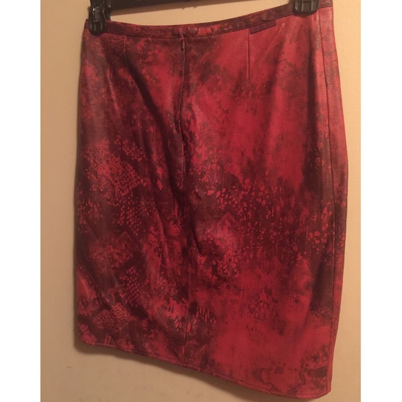 Red faux leather skirt - Picture 2 of 4