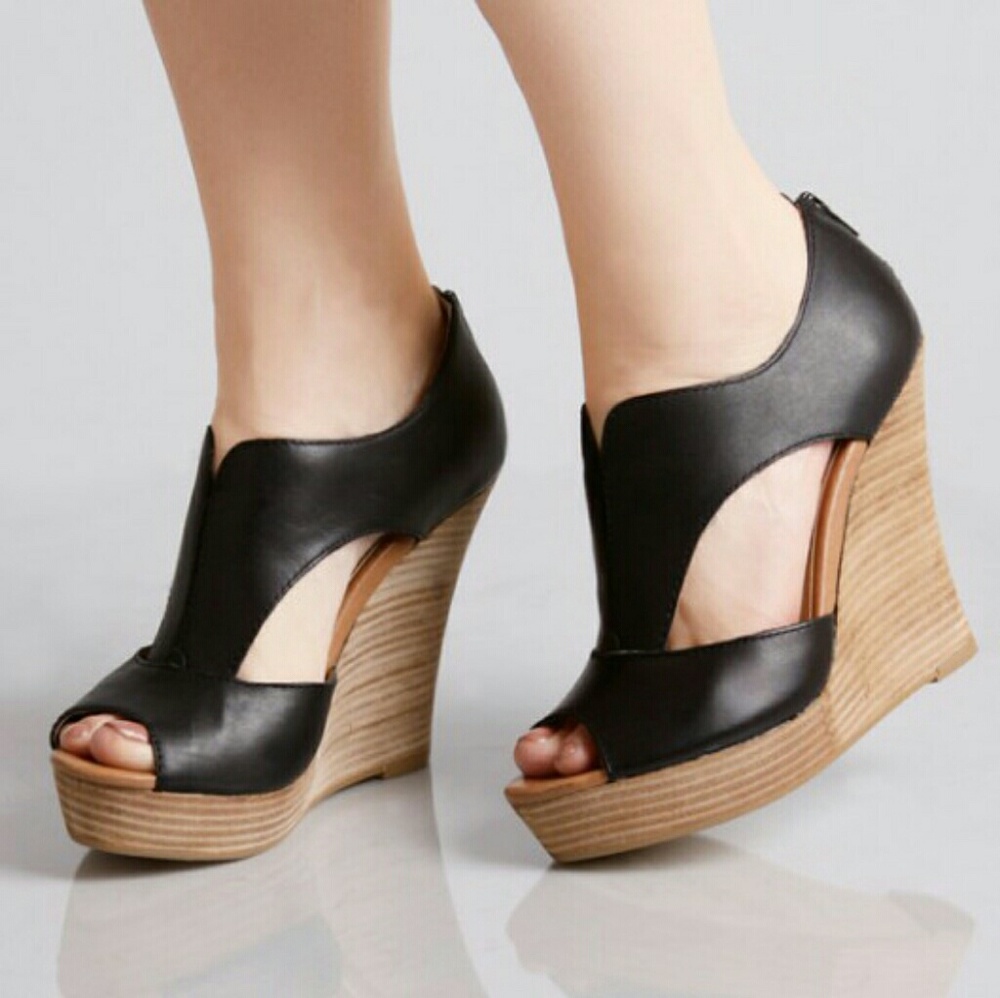 Seychelles Cut-out Wedge