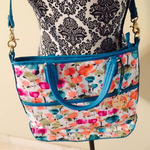 Beautiful Gianni Bini Crossbody Bag - Picture 2 of 3