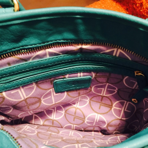 Beautiful Gianni Bini Crossbody Bag - Picture 3 of 3