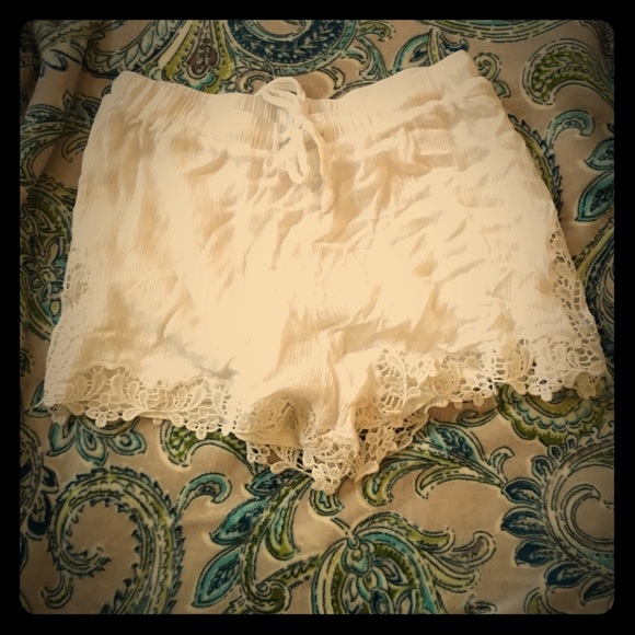 White loose cotton shorts