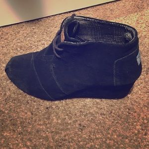 Black suede Tom's wedges