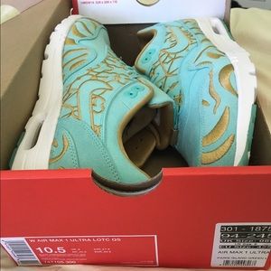 NIKE AIR MAX (brand new, never worn).