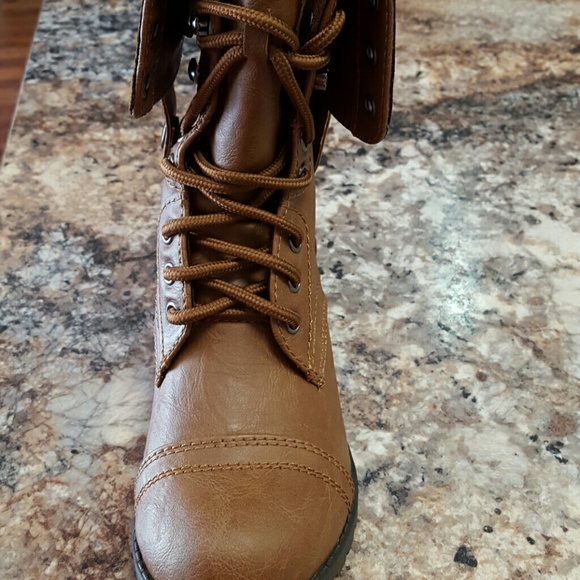 Multi-wear combat boot. Wear folded or unfolded - Picture 2 of 4