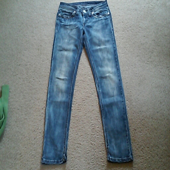 Levis DemiCurve