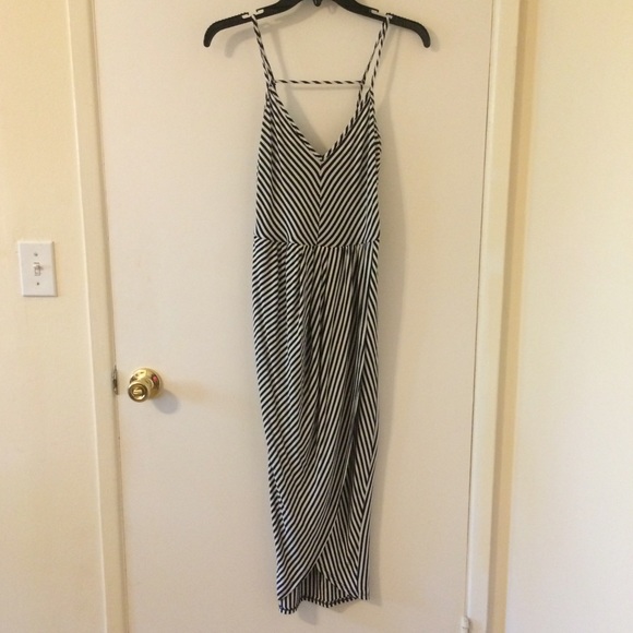 Super cute navy striped dress!