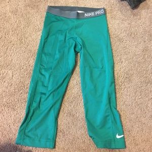 Nike Pro crop leggings green sz M