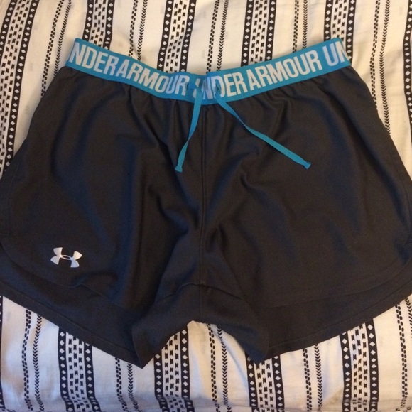 GREY UNDER ARMOUR SHORTS M