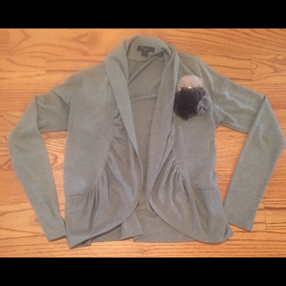 🎉Lowest!Forever 21 gray cardigan w flower accents